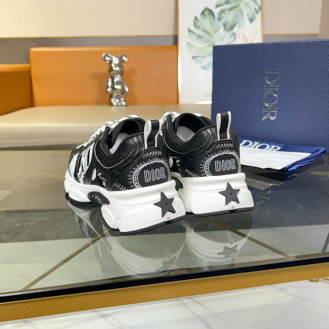P500 Dior Chrono sneakers are a new product of the 2024 autumn ready-to-wear series, reinterpreting running shoes with Dior's haute couture style. Crafted from beige mesh with laminated leather-effect panels in gold and silver tones, it's highlighted by CD logos on the sides, a star patch on the tongue and a Dior logo on the heel. Featuring tri-color laces, a lightweight sole and star embellishments for a casual look for any season. Size: Female size 35-41 (Female size 41 and 42 can be customized) Male size 39-44 (45/46 can be customized) Color: white, pink, gold, silver, black